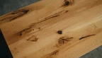 Tisch mit Stahlgestell und Eiche Tischplatte aus astreichem Massivholz