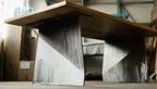 Massiver Holztisch mit Metallwangen Untergestell im futuristischen Design