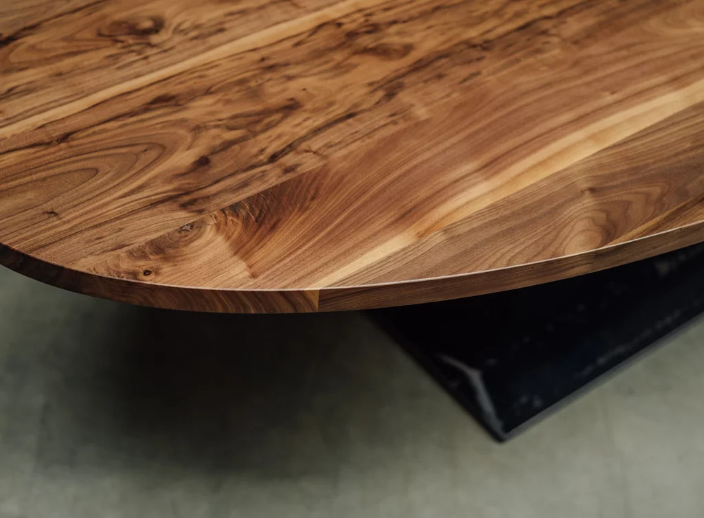 Ovaler Nussbaum Tisch mit geraden Kanten und Stahl-Tischuntergestell Ovaler Nussbaum Tisch mit geraden Kanten und Stahl-Tischuntergestell