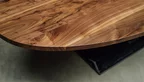 Ovaler Nussbaum Tisch mit geraden Kanten und Stahl-Tischuntergestell