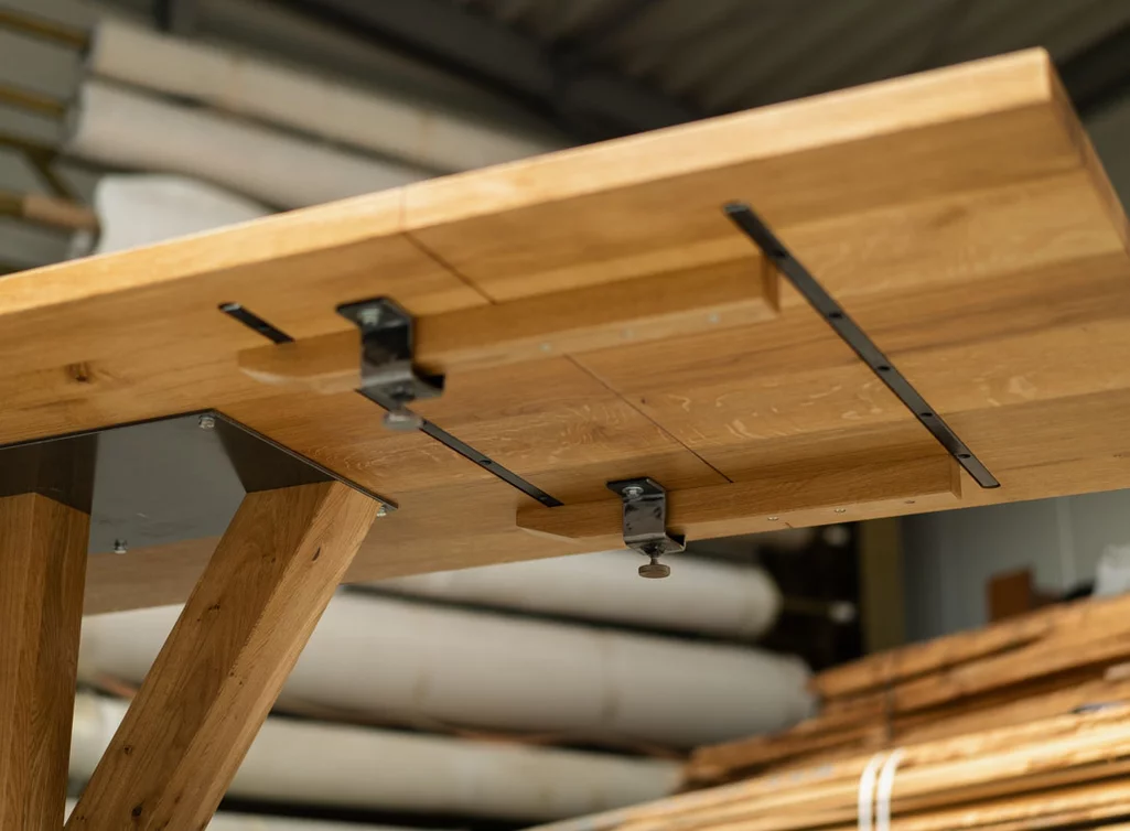 Massivholz Esstisch mit Ansteckplatte aus Eiche verbunden durch Holz-Steckarme Massivholz Esstisch mit Ansteckplatte aus Eiche verbunden durch Holz-Steckarme