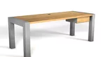 Schreibtisch nach Maß aus Eichenholz kombiniert mit Stahlbeinen.