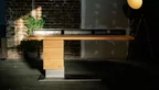 Schreibtisch Massivholz aus Buche mit Astanteil und purem Stahl