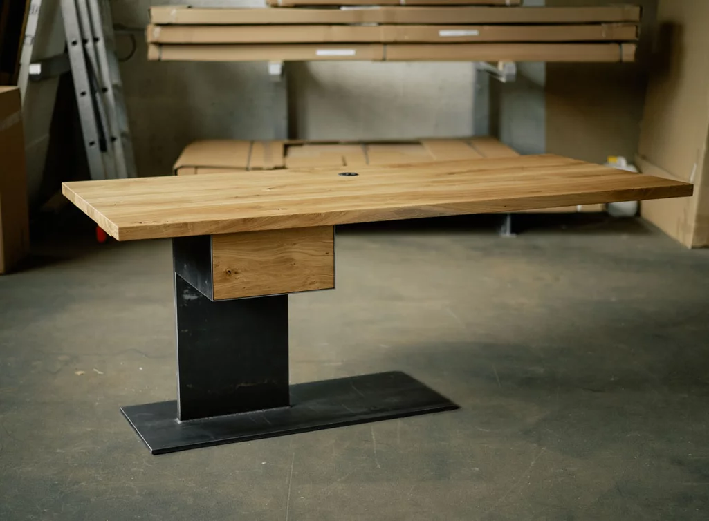 Büro Schreibtisch in massivem Eichenholz Ast Modell AFL 2452 Büro Schreibtisch in massivem Eichenholz Ast Modell AFL 2452