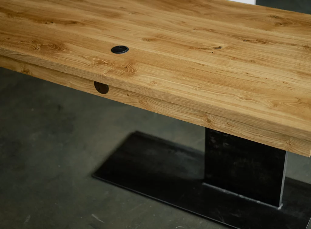 Büro Schreibtisch Eiche Massivholz mit Kabelkanal Büro Schreibtisch Eiche Massivholz mit Kabelkanal