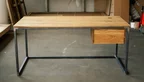 Im filigranem Stil gefertigter Schreibtisch aus Eichenholz und Stahl