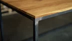 Schreibtisch aus Eichenholztischplatte auf filigranem Stahlgestell nach Maß