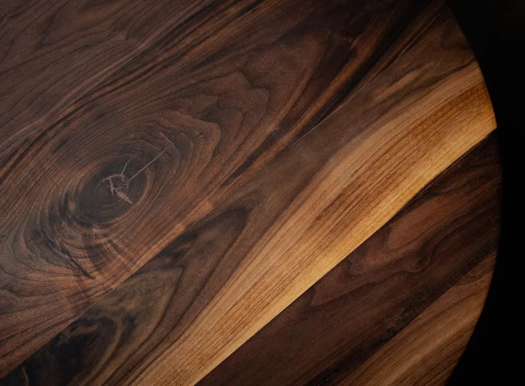 Nussbaum Massivholzplatte rund mit Astanteil