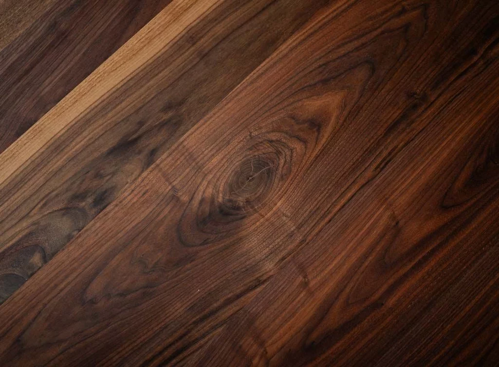 Edel Nussbaum Massivholzplatte 80cm Durchmesser Detailansicht Oberflaeche