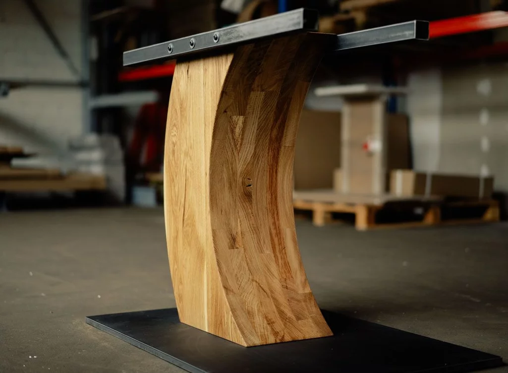 Vollmassiver Mittelfuss Tischgestell in Kombination mit Rohstahl