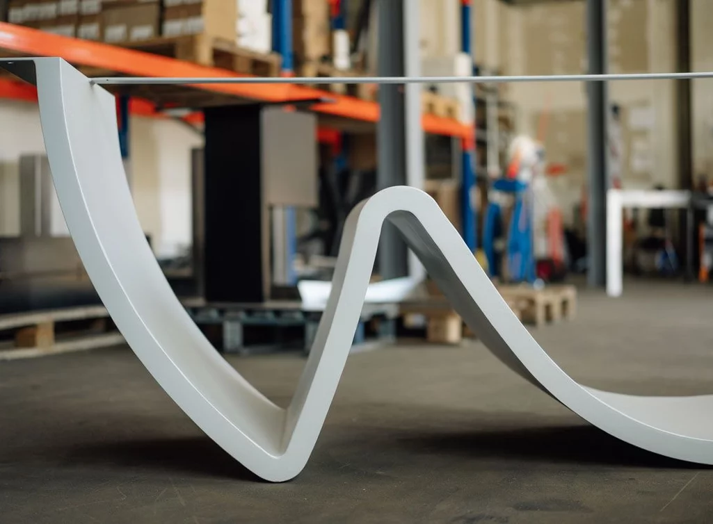 Tischuntergestell mit einer markanten Wellenform aus Stahl