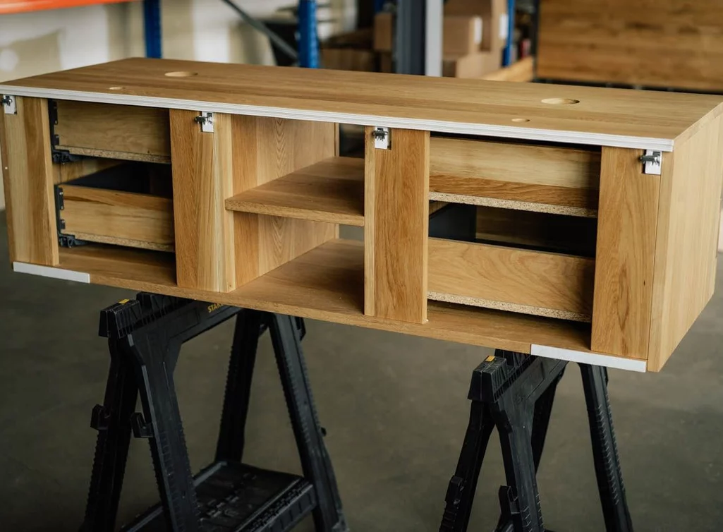 Rückseitenansicht Waschtisch Eiche mit teilweise eingesetzter Rückwand