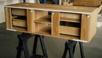 Rückseitenansicht Waschtisch Eiche mit teilweise eingesetzter Rückwand