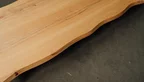 Detailansicht Kernbuche Tischplatte mit natürlich gewachsener Baumkante