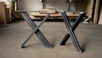 Aus Rohstahl gefertigtes Tischgestell in X-Form nach Maß