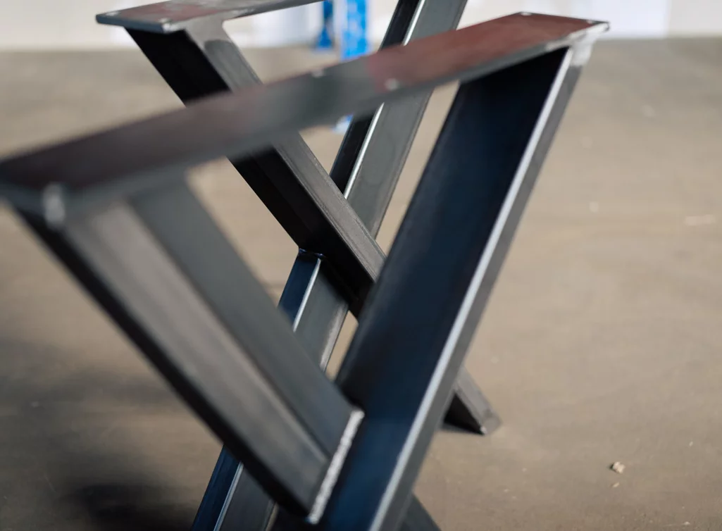 Im schlichten Industriestyle gefertigtes Tischgestell Kreuz aus Vierkantrohrstahl Im schlichten Industriestyle gefertigtes Tischgestell Kreuz aus Vierkantrohrstahl