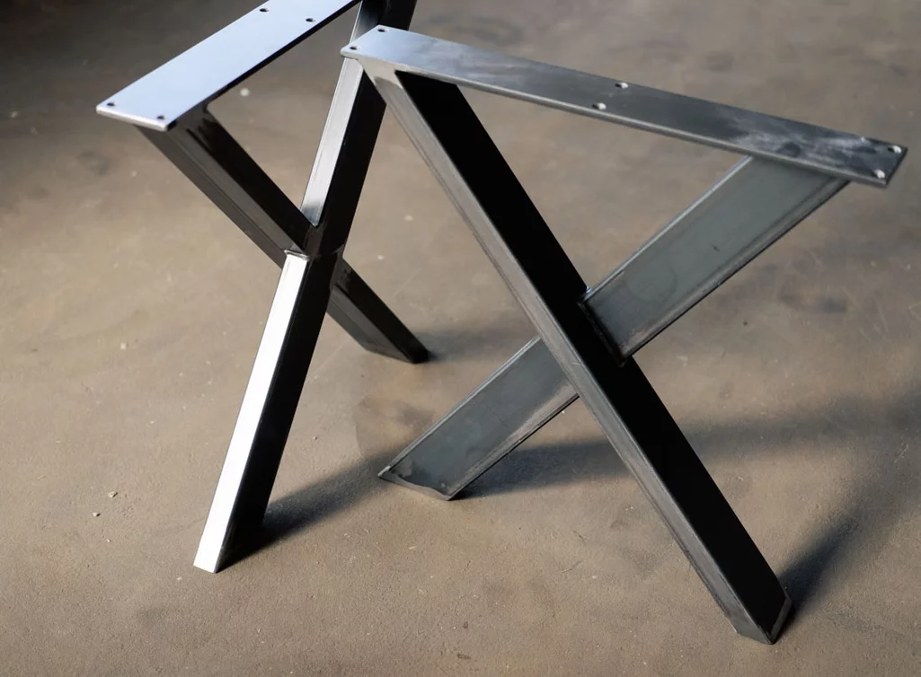 Tischgestell aus Stahl in X-Form mit Auflageplatte für Montage der Tischplatte Tischgestell aus Stahl in X-Form mit Auflageplatte für Montage der Tischplatte