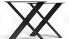 Detailansicht Tischgestell Kreuz aus Stahl mit charakteristischen Rohstahlmerkmalen