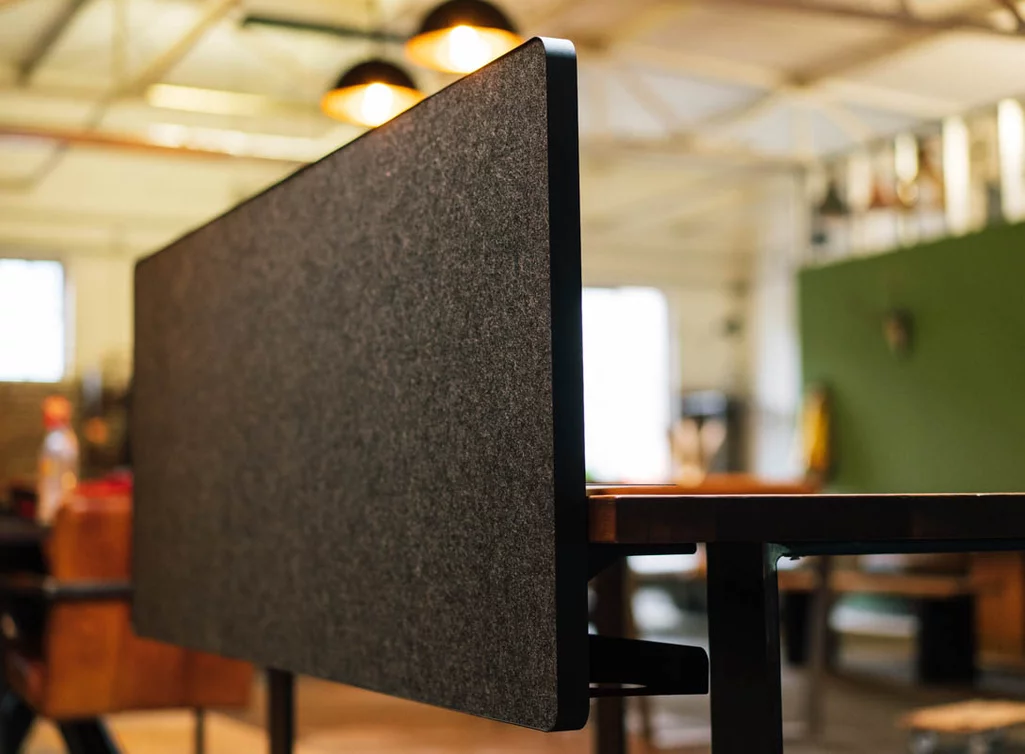 Schreibtisch Rückwand modular aus Metall und Filz