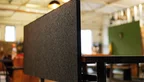 Schreibtisch Rückwand modular aus Metall und Filz