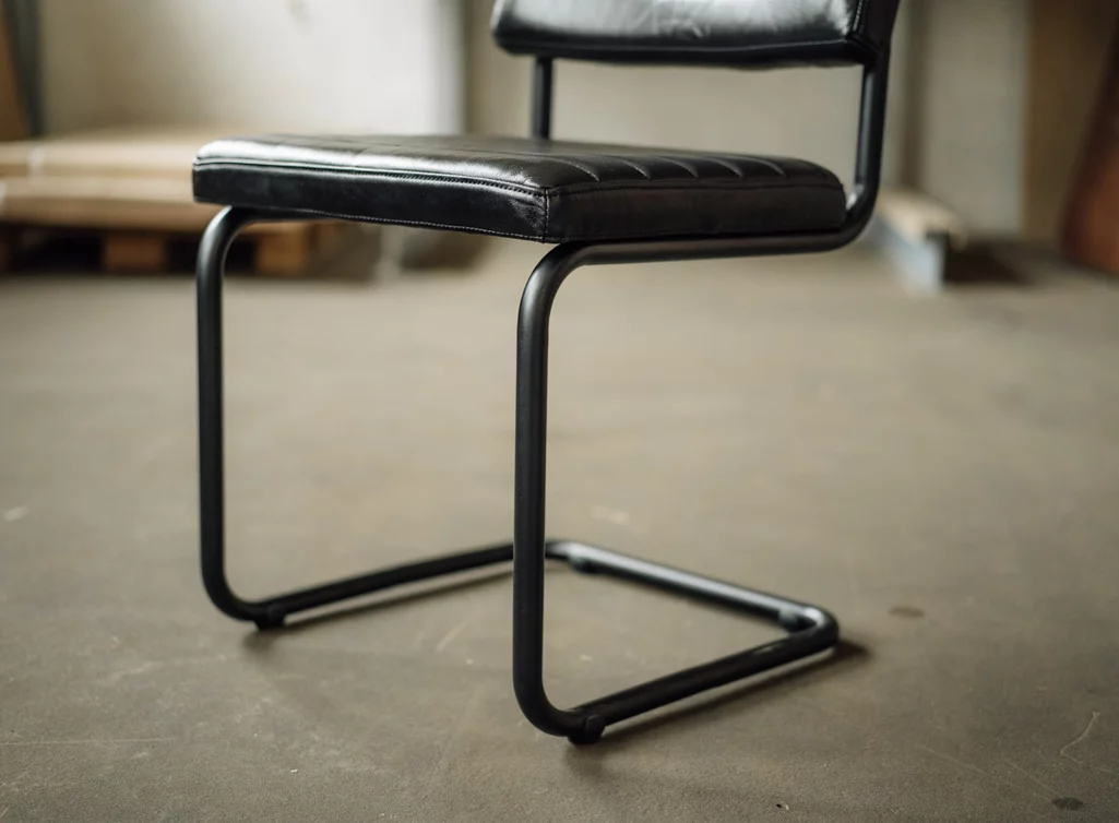 Echtleder Freischwinger Stuhl mit einem Gestell aus Metall Echtleder Freischwinger Stuhl mit einem Gestell aus Metall