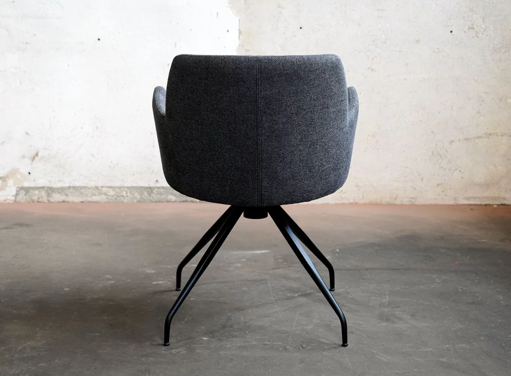 Stuhl drehbar Ansicht hinten mit einer Rückenlehne aus Stoff