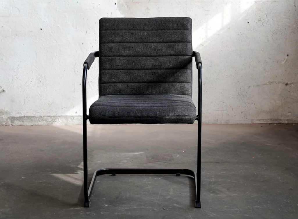 Freischwinger Stuhl mit einem Bezug aus Stoff